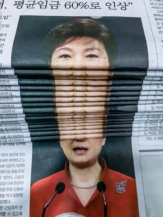Accordion-folded Korean newspaper portrait producing repeated facial bands