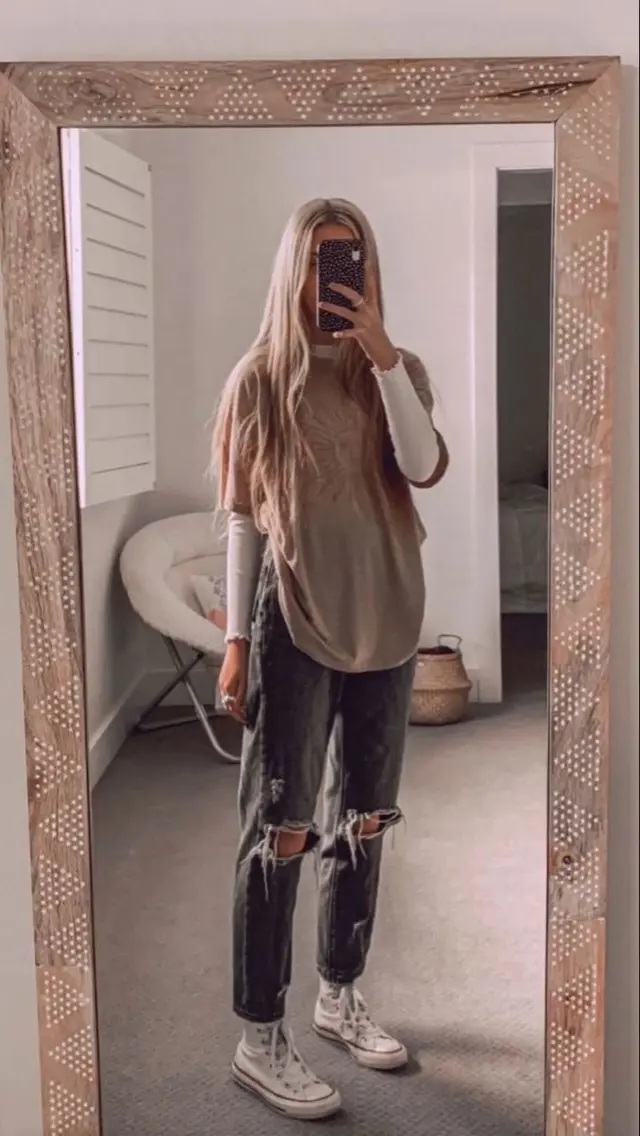 Neutral layered outfit — oversized beige tee over white long-sleeve, ripped black jeans,白高