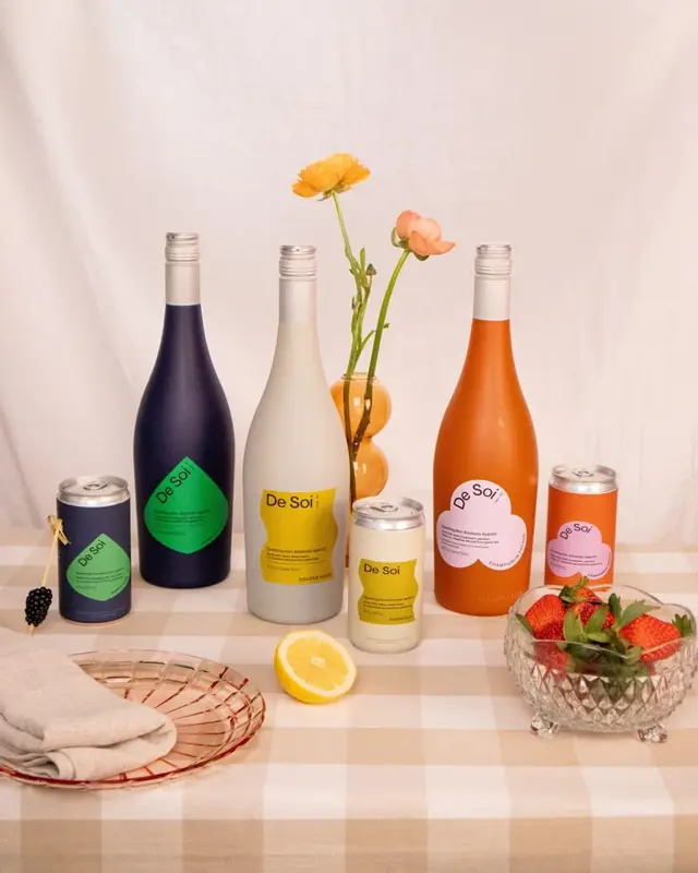 De Soi non-alcoholic aperitifs — color-coded bottle and can product lineup