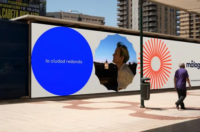 Nueva marca «Málaga — la ciudad redonda» (logotipo blanco sobre fondo azul)