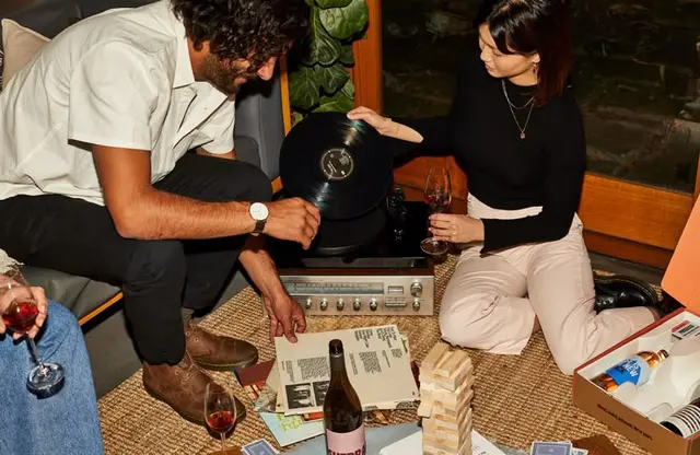 Good Pair Days — kraft subscription packaging and three-bottle unboxing (Universal Colour/