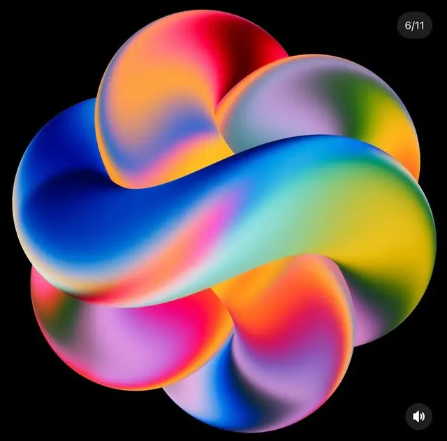 Iridescent Twisted Knot — 3D Gradient Abstract Sculpture