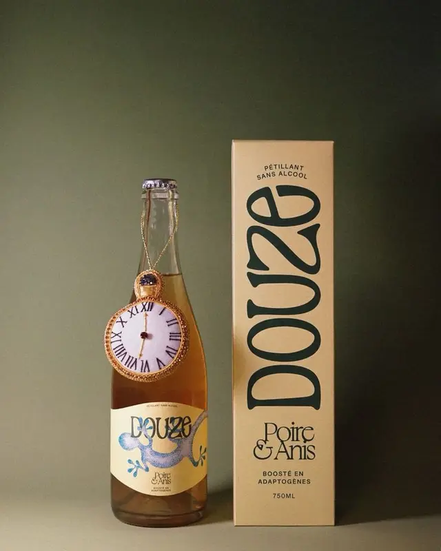 DOUZE Poire & Anis 750ml — non‑alcoholic sparkling bottle with pocket‑watch pendant and be