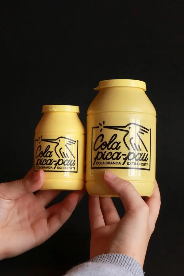 Cola Pica-Pau yellow glue jars — small and large packaging