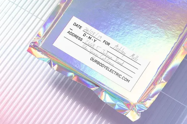 Obé holographic iridescent pouch packaging by Futura — DIELINE