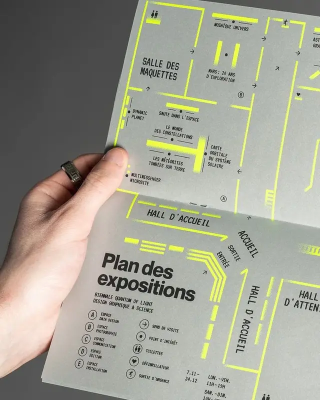 Plan des expositions — folded French exhibition floor plan with fluorescent-yellow wayguid
