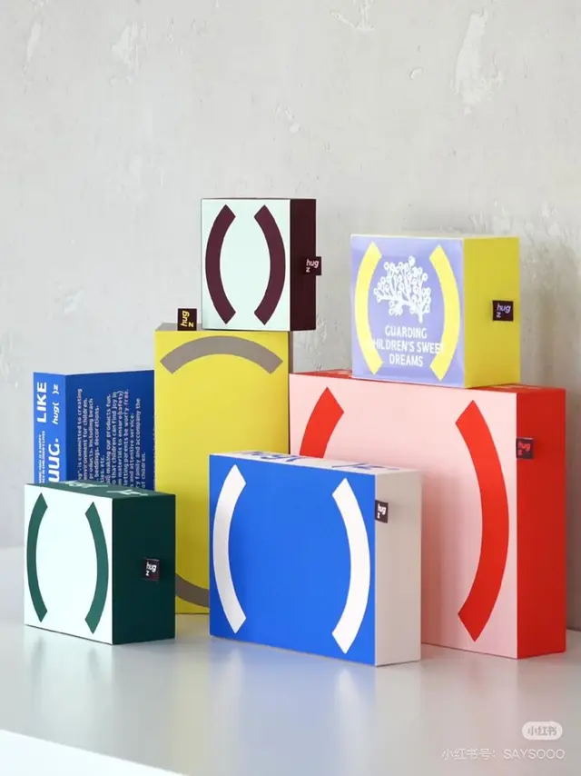 Color-blocked product packaging with bracket motif