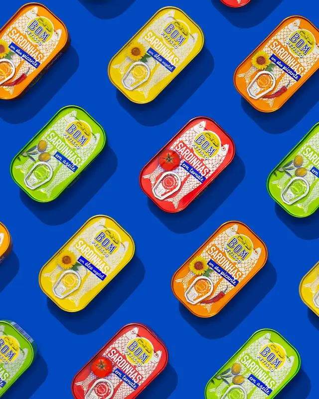 Pattern of BOM SARDINHAS Tins on Cobalt Blue Background — Colorful Packaging Photo