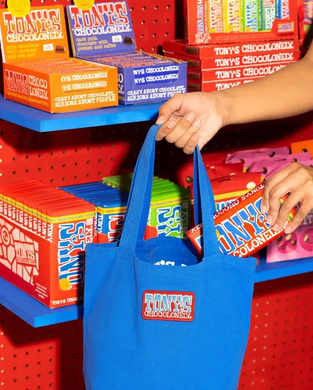 Tony's Chocolonely display with blue branded tote