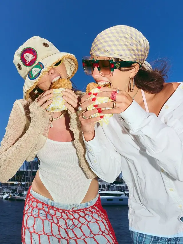 Summer marina fashion — two women eating burgers