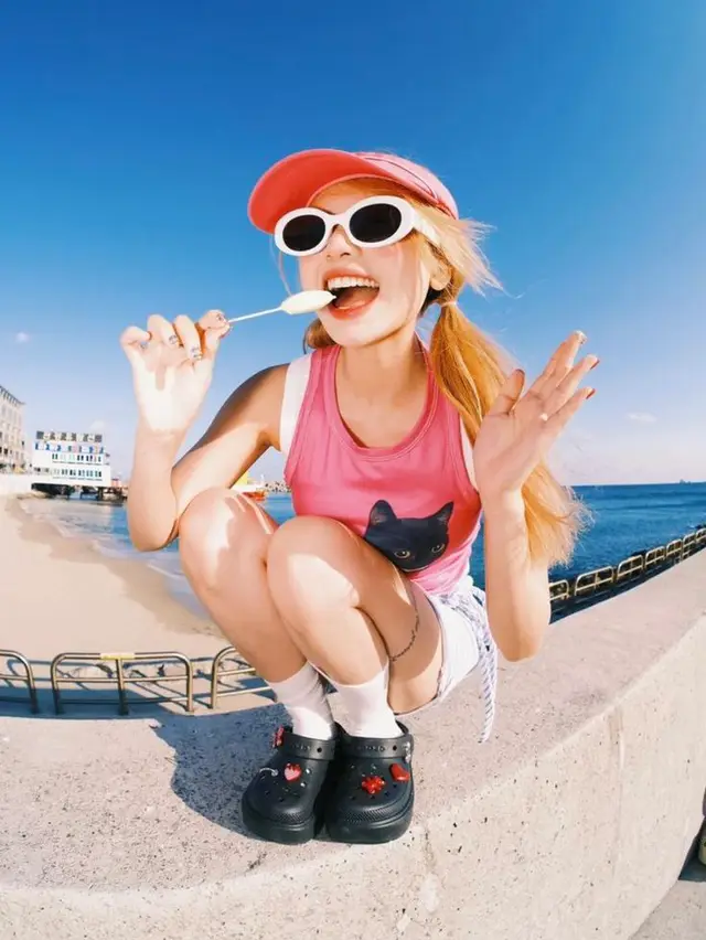 Seaside moment: pink visor, cat tank top, black Crocs