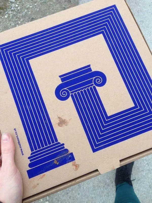 Royal-blue Ionic column print on kraft cardboard pizza box